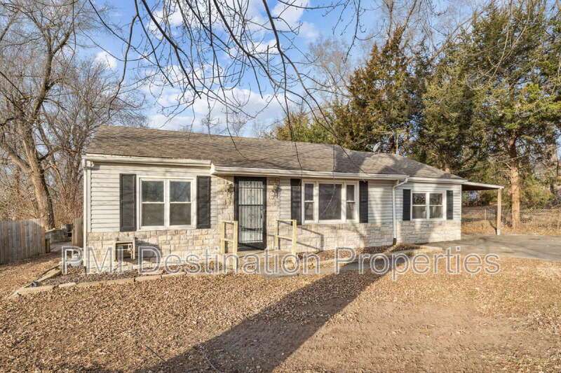 Welcome home to this large 3 bedroom, 1.5 bath property with plenty of space to spread out! 1st month's rent is FREE! property image