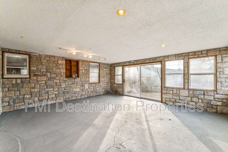 Welcome home to this large 3 bedroom, 1.5 bath property with plenty of space to spread out! 1st month's rent is FREE! property image