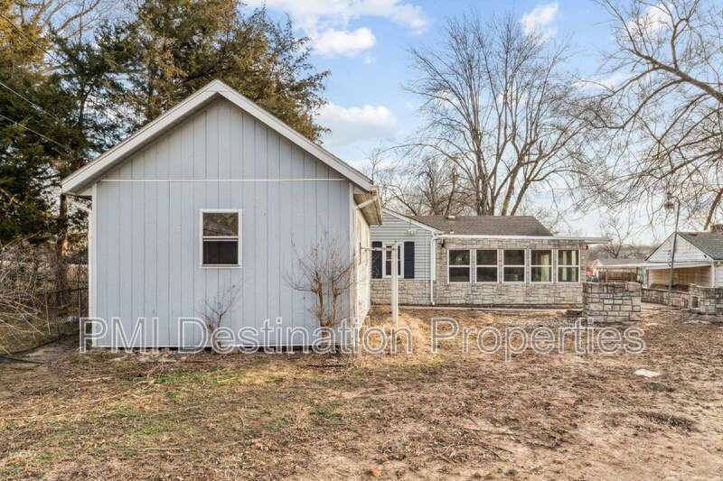 Welcome home to this large 3 bedroom, 1.5 bath property with plenty of space to spread out! 1st month's rent is FREE! property image