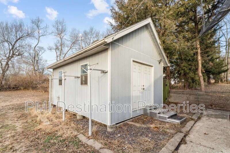 Welcome home to this large 3 bedroom, 1.5 bath property with plenty of space to spread out! 1st month's rent is FREE! property image