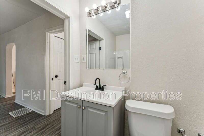 Charming 2-Bed home, close to country Club Plaza and Westport! property image